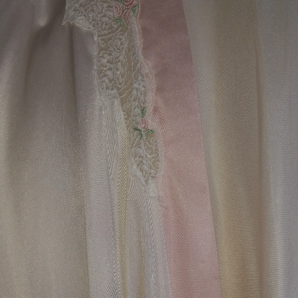 Miss Elaine Robe - Picture 2 of 5